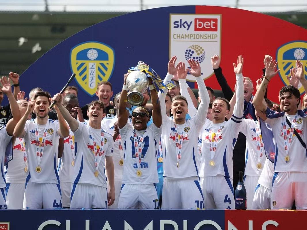 利兹联以净胜球优势加冕英冠冠军，赫尔城逆转保级上演绝境大逃亡