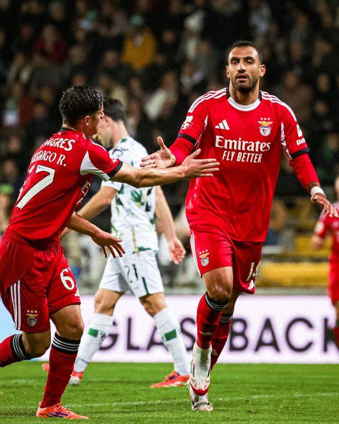 穆里尼奥葡超16场不败!本菲卡4-0大胜,霸锋戴帽,争冠依旧残酷